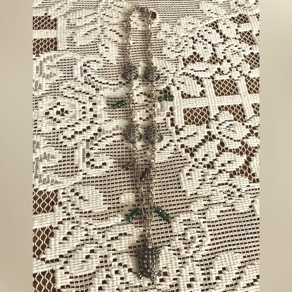 🆕NWOT HANDMADE “5 TURTLE” NECKLACE. 17” LONG IN SILVER TONE. ACCENT BEADS-GREEN - Picture 4 of 6